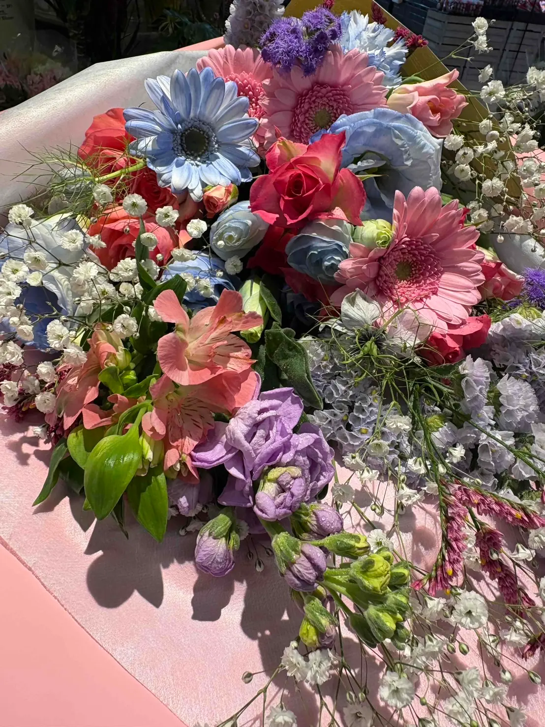 ピンクやブルーの花を束ねた華やかなブーケ