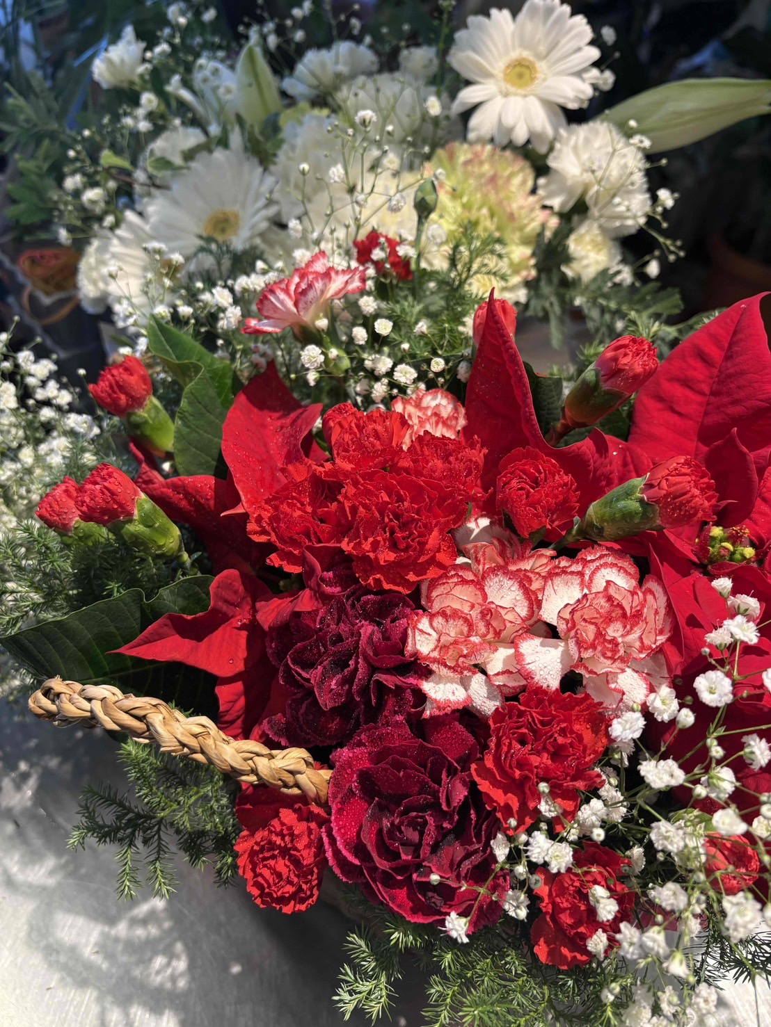 赤と白の花のアレンジメント