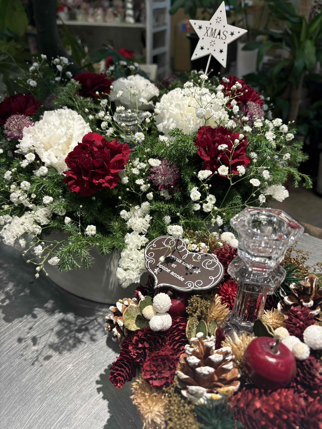 赤と白の花を使った季節の定期装花