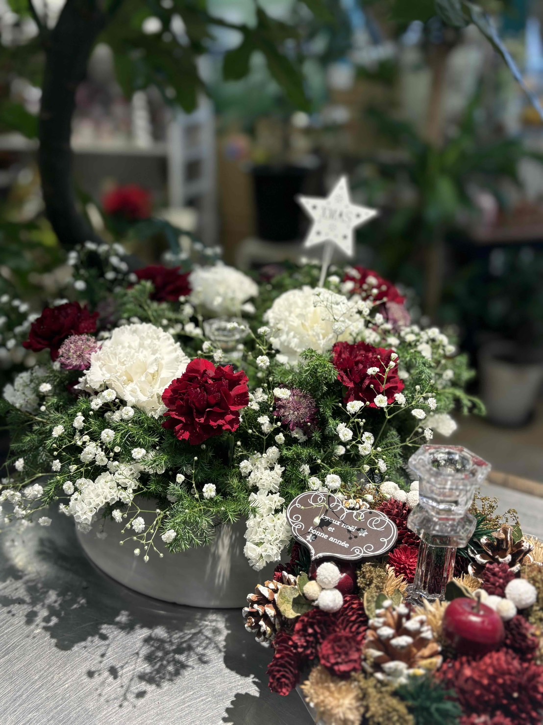 赤と白の花を合わせた季節の装花