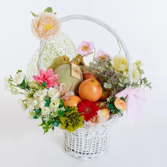 生花とフルーツを組み合わせたボックスギフト